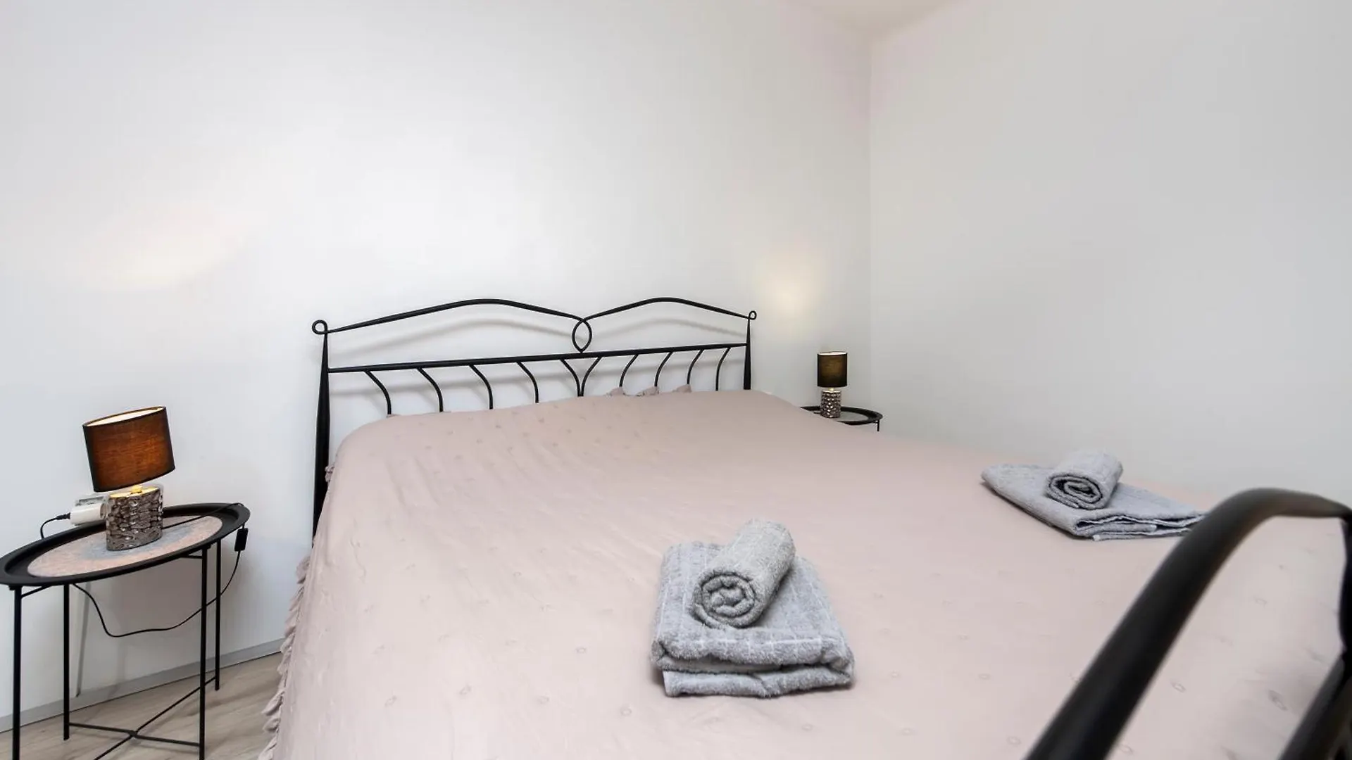 Apartment 1900 罗维尼