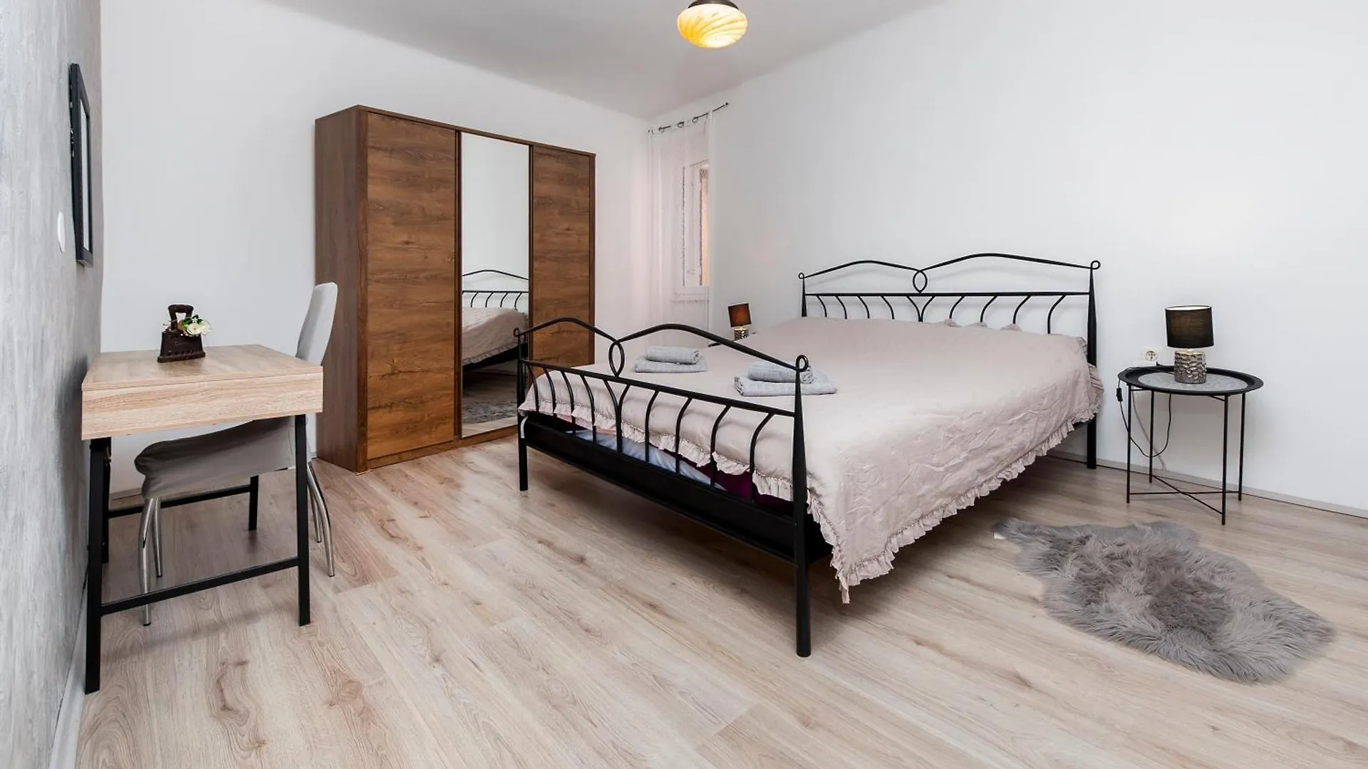 Apartment 1900 罗维尼